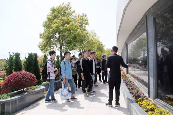 &ldquo;怀念逝者，缅怀先烈&rdquo;清明扫墓活动