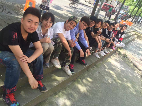 &ldquo;绘出我的中国梦，美化拆违外墙&rdquo;文明标语涂鸦志愿活动